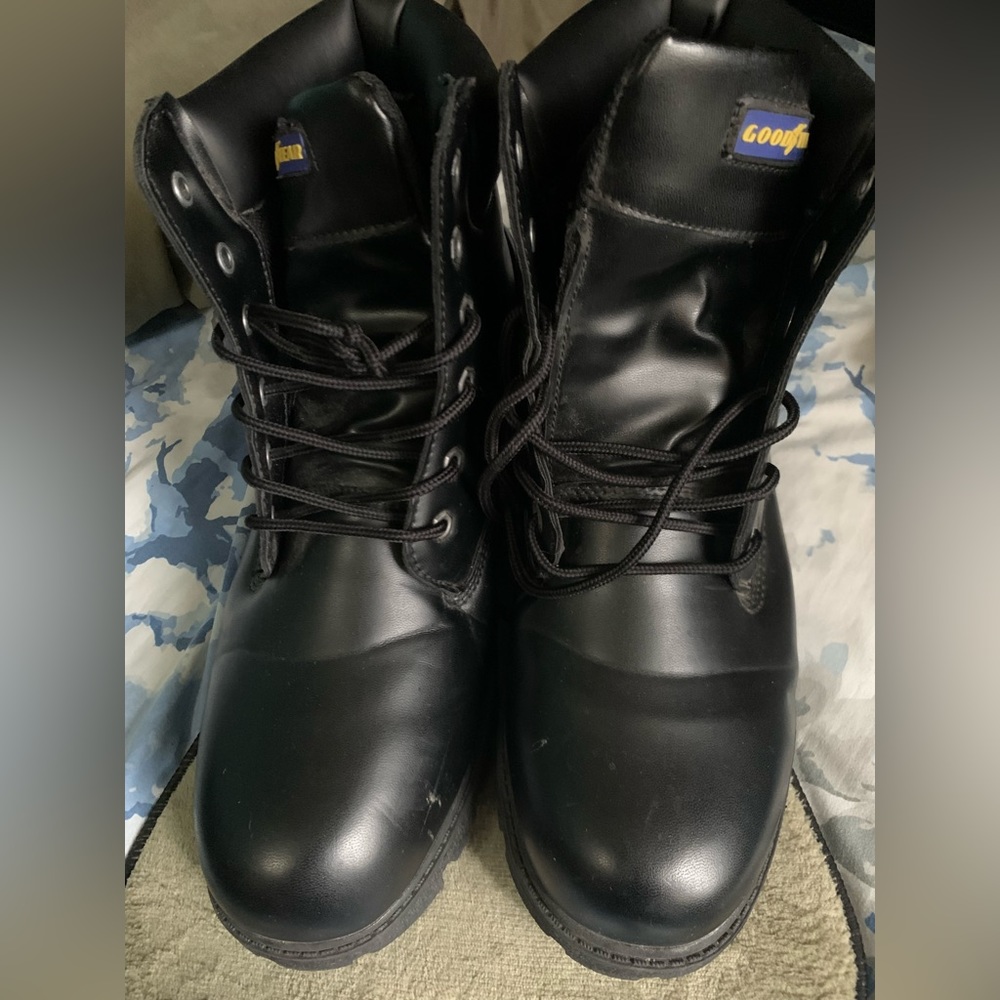 Preowned black Good year men boots size 13
